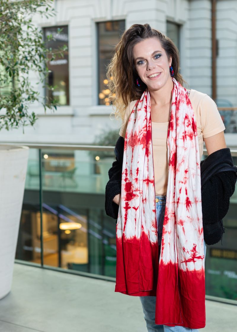 Femme avec boucles d'oreilles en tissu wax et foulard rouge